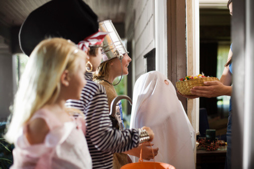 "Cukierek albo psikus" jest najpopularniejszą tradycją związaną z Halloween. Coraz częściej praktykowana jest także w Polsce. 
