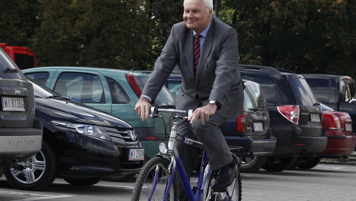 Głupotą jest jeździć samochodem na krótkich dystansach - uważa minister środowiska Andrzej Kraszewski. Ile czasu "spędzamy w tych piekielnych korkach, które zabierają godziny naszego życia" - pytał retorycznie po konferencji z okazji Dnia bez Samochodu.