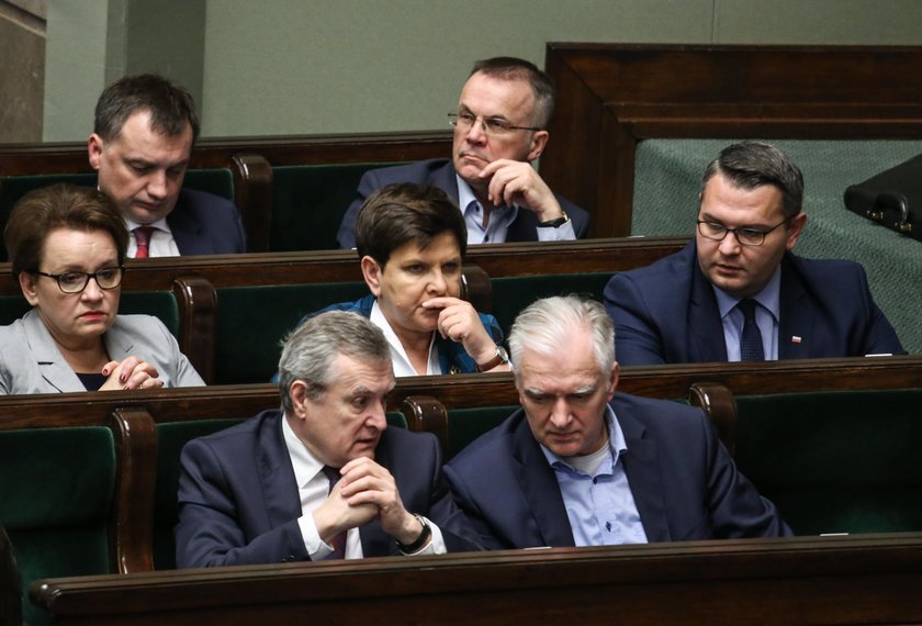 PiS złożył w Sejmie projekt ustawy ws. obniżenia wynagrodzeń parlamentarzystów