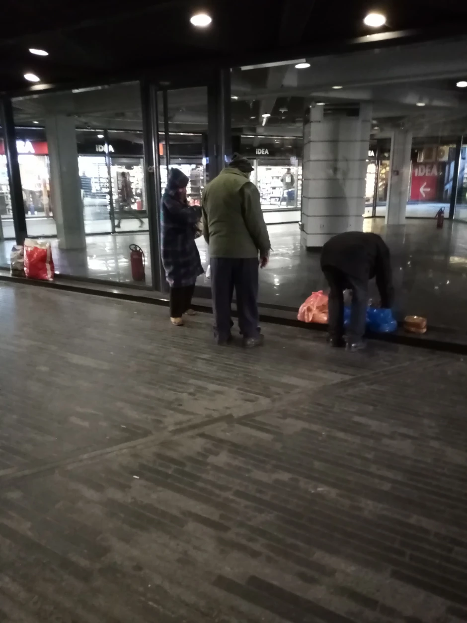 Pored hrane, najpotrebnije su im maske, rukavice, sredstva za dezinfekciju, kao i mesto gbe bi mogli da se okupaju