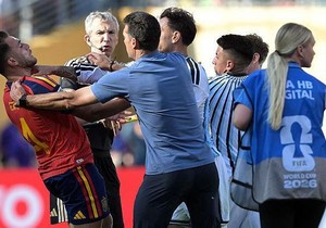 Argentinski fudbaler Leandro Paredes napao je španskog igrača Erika Garsiju posle finala Svetskog prvenstva | Foto: Getty Images