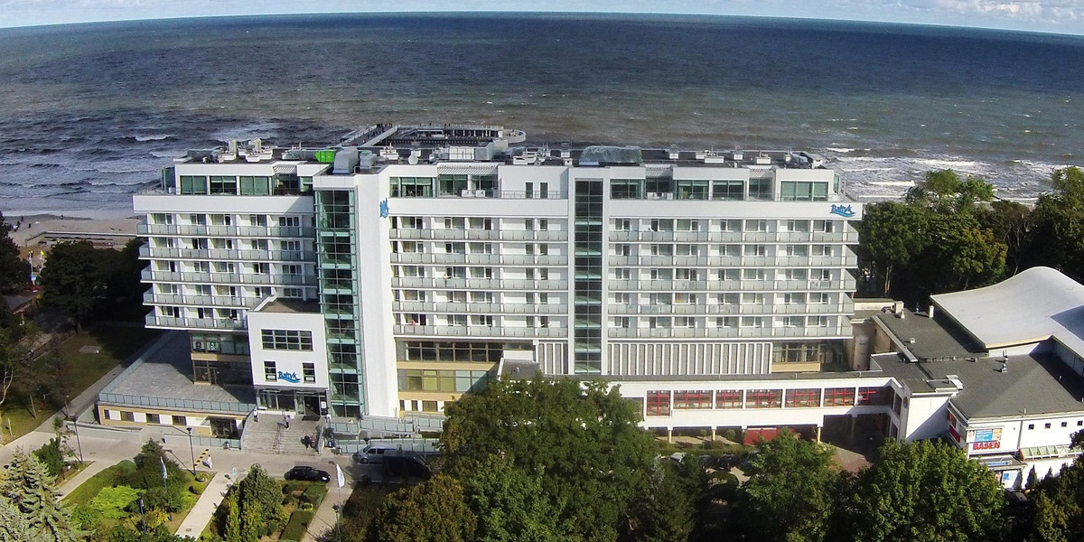 Dwoje młodych ludzi wypadło z trzeciego piętra sanatorium w Kołobrzegu.