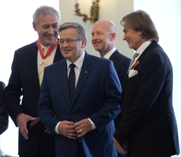 Bronisław Komorowski wręcza odznaczenia