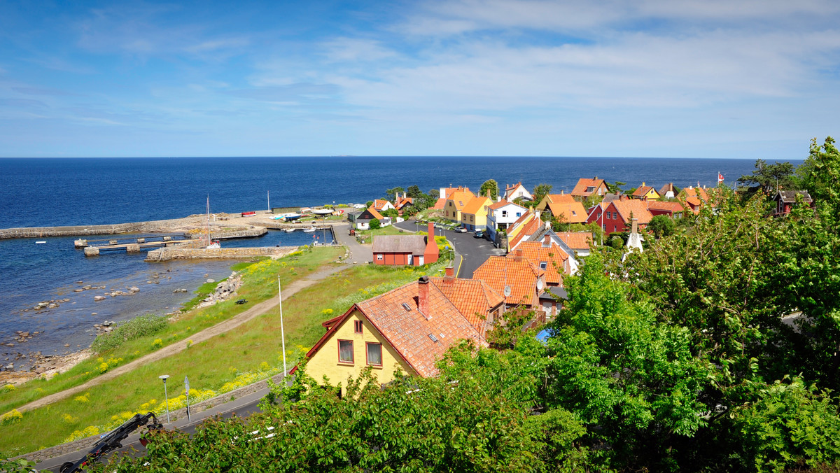 Bornholm uchodzi za najbardziej malowniczy i sielankowy zakątek Danii. Nic dziwnego, że wyspa jest azylem dla urlopowiczów zmęczonych miejskim zgiełkiem, kochających przyrodę i czujących się jej cząstką.