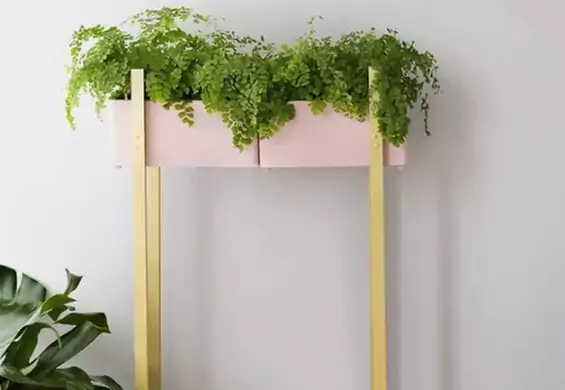 Pastelowy stojak na kwiaty DIY: do salonu i sypialni