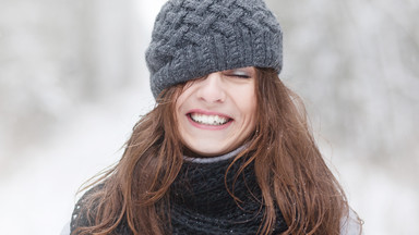 Co zrobić zimą, by fryzura przetrwała pod czapką?