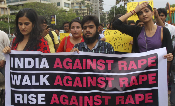 Brutalny gwałt w Indiach. Ofiarę podpalono