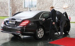 Metafora Brexitu? Premier Wielkiej Brytanii zatrzasnęła się w aucie przed spotkaniem z kanclerz Niemiec