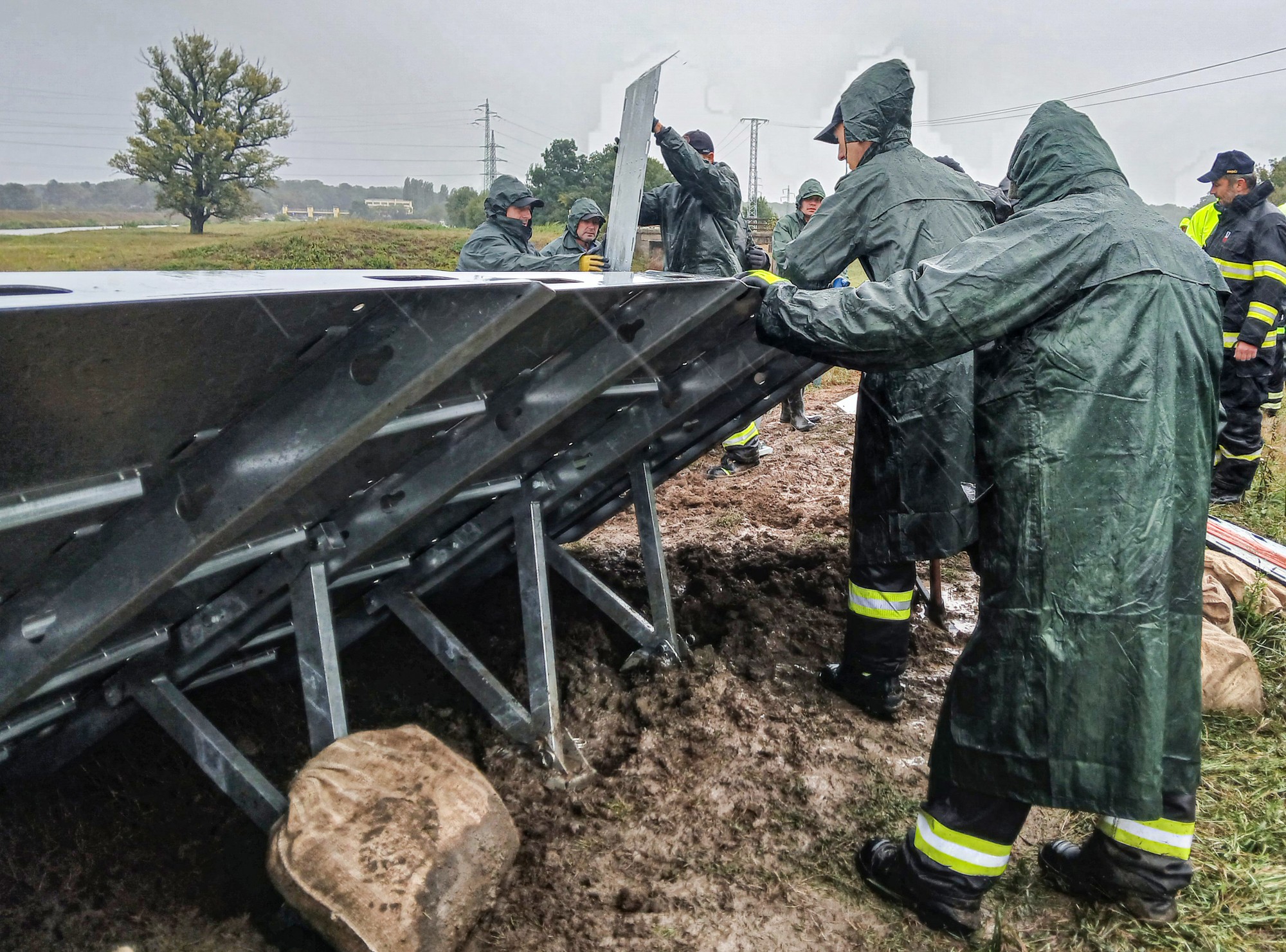 Hasiči stavajú mobilnú protipovodňovú bariéru na moste nad riekou Morava medzi Holíčom a českým Hodonínom.