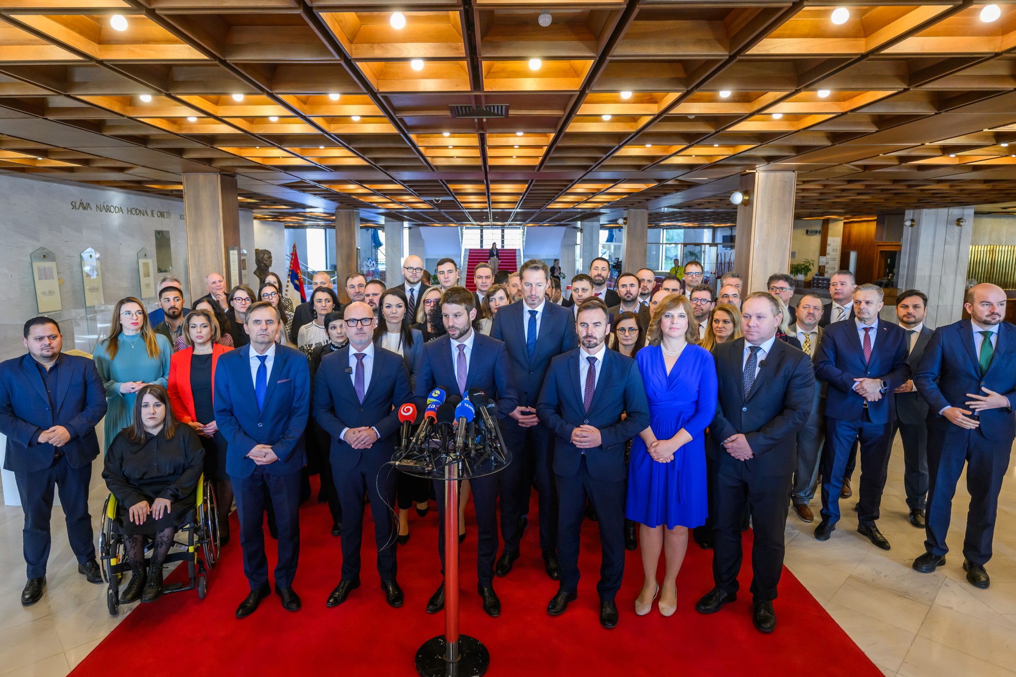 Opoziční poslanci počas tlačovej konferencie. 