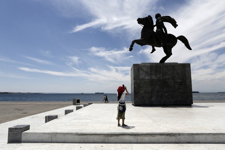 To, że wyjście Grecji ze strefy euro spowoduje nerwowość na rynkach finansowych i że w krótkim okresie odbije się to przede wszystkim na innych krajach południowej Europy, jest niemal pewne. Ale wielu analityków argumentuje, że w dłuższej perspektywie Grexit przyczyni się do umocnienia unii walutowej. Przekonują oni, że podobieństwo Grecji do Hiszpanii czy Portugalii jest tylko pozorne, bo od początku nie spełniała kryteriów wejścia do strefy, przez wiele lat trzeba było dla niej naginać reguł unii walutowej i nigdy nie wykazywała realnej determinacji w celu uzdrowienia swoich finansów, co podważało wiarygodność wspólnej waluty. Zatem pozbycie się niepasującego elementu nie osłabi jej, lecz w dłuższej perspektywie wzmocni. Na dodatek będzie to przestrogą dla krajów, które chciałby prowadzić nieodpowiedzialną politykę budżetową.