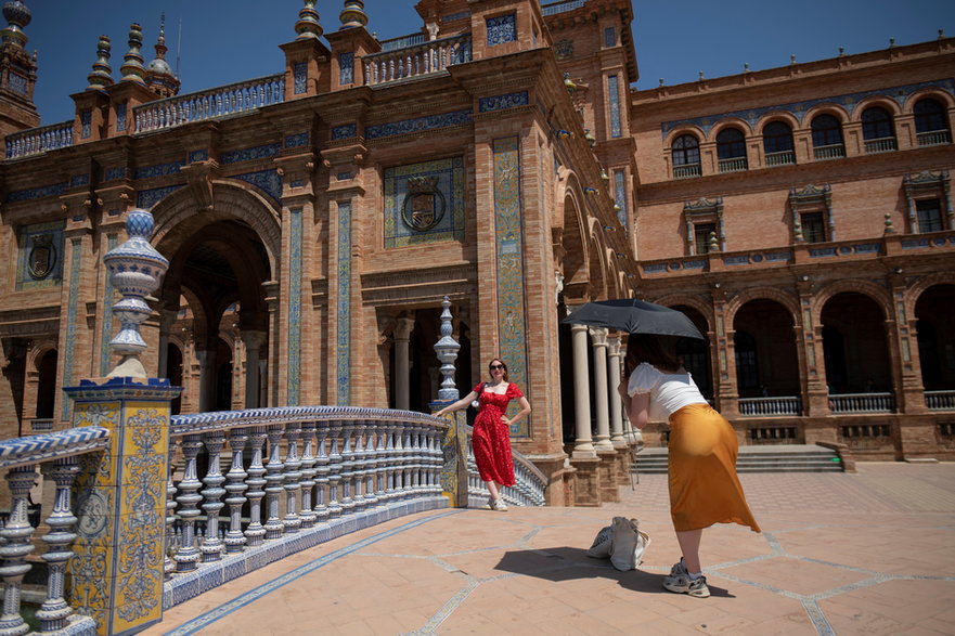 Turystyka wpływa na stan hiszpańskiej gospodarki, na zdjęciu turystki w Sewilli