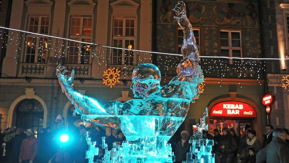 Ok. 20 ton krystalicznego lodu wykorzystają uczestnicy XI Festiwalu Rzeźby Lodowej w Poznaniu. Według zawodników biorących udział w rywalizacji, aby rzeźbić w lodzie, trzeba być nie tylko artystą, lecz także rzemieślnikiem.