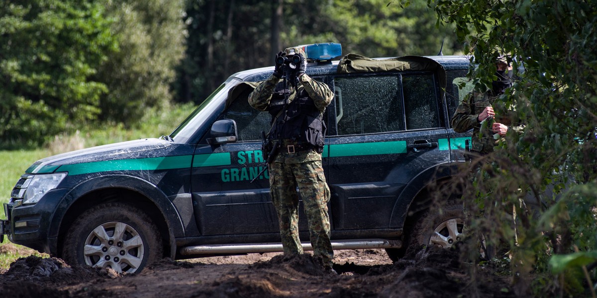 Spółki kontrolowane przez Skarb Państwa przekażą polskim żołnierzom, stacjonującym przy polsko-białoruskiej granicy, m.in. latarki, termosy i podgrzewacze do obuwia. 