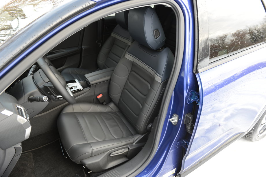 Citroen C5 X ma bardzo wygodne fotele, które - obok pomysłowego zawieszenia - sprawiają, że auto należy do najbardziej komfortowych modeli tej klasy.