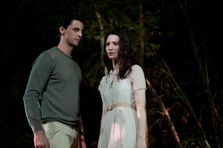 Matthew Goode i Mia Wasikowska