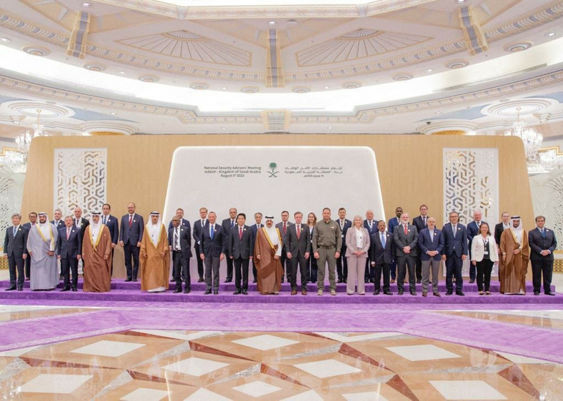 Wspólne zdjęcie reprezentantów państw obecnych podczas rozmów dotyczących pokoju w Dżeddzie, Arabia Saudyjska, 6 sierpnia 2023 r.