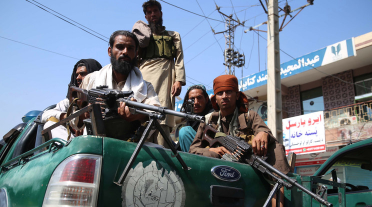 Tálib fegyveresek járőröznek járművükkel az afganisztáni Nangarhár tartomány székhelyén, Dzsálálábádban 2021. augusztus 17-én / Fotó: MTI/EPA