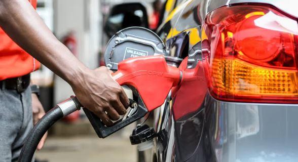 Préposé mettant du carburant dans une voiture