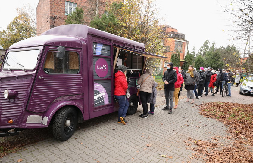 Zjedz obiad za 5 zł! Szukaj w Katowicach fioletowego food trucka!