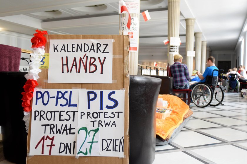 PROTEST OSOB NIEPELNOSPRAWNYCH W SEJMIE