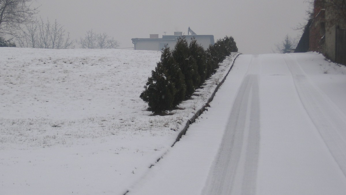 Trochę słońca, trochę śniegu, taka będzie pogoda w święta. Według prognoz Instytutu Meteorologii i Gospodarki Wodnej święta wielkanocne spędzimy raczej w zimowej aurze. Synoptycy ostrzegają też przed złymi warunkami na drogach. Pewne jest bowiem, że poruszanie się po niemal całej Polsce będzie utrudnione.