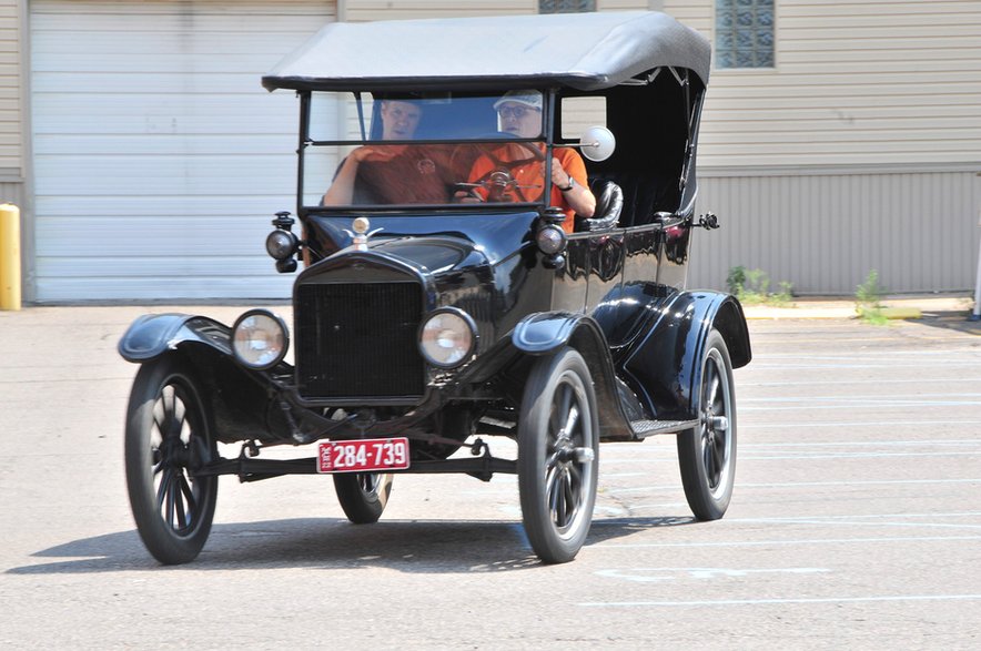 Pionierskie samochody, takie jak Ford Model T, w relatywnie krótkim czasie zmotoryzowały miliony ludzi