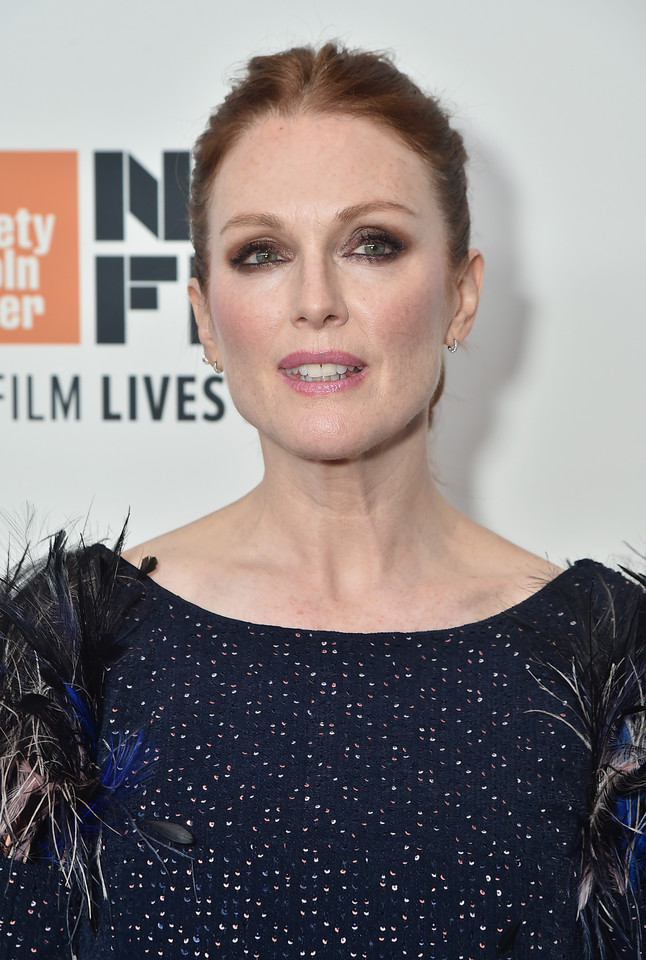 Julianne Moore odsłoniła nogi w czarnej stylizacji