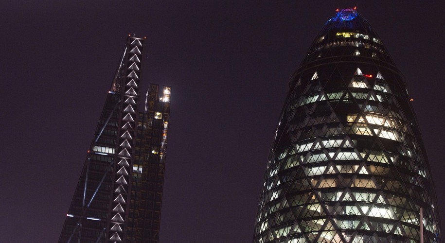 Widok londyńskich wieżowców Leadenhall Building i Gherkin widzianych z dołu nocą.
<br><br> EPA / WILL OLIVER <br>Dostawca: PAP / EPA.