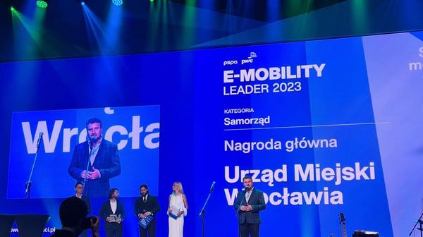 Lider elektromobilności to najważniejsze w Polsce wyróżnienie przyznawane firmom i instytucjom kreującym rynek zrównoważonej mobilności. Wrocław został doceniony jako jedyny samorząd.   