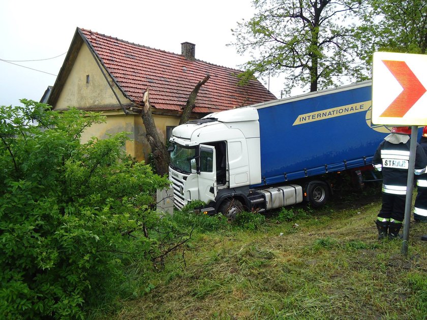 Tir wjechał w dom