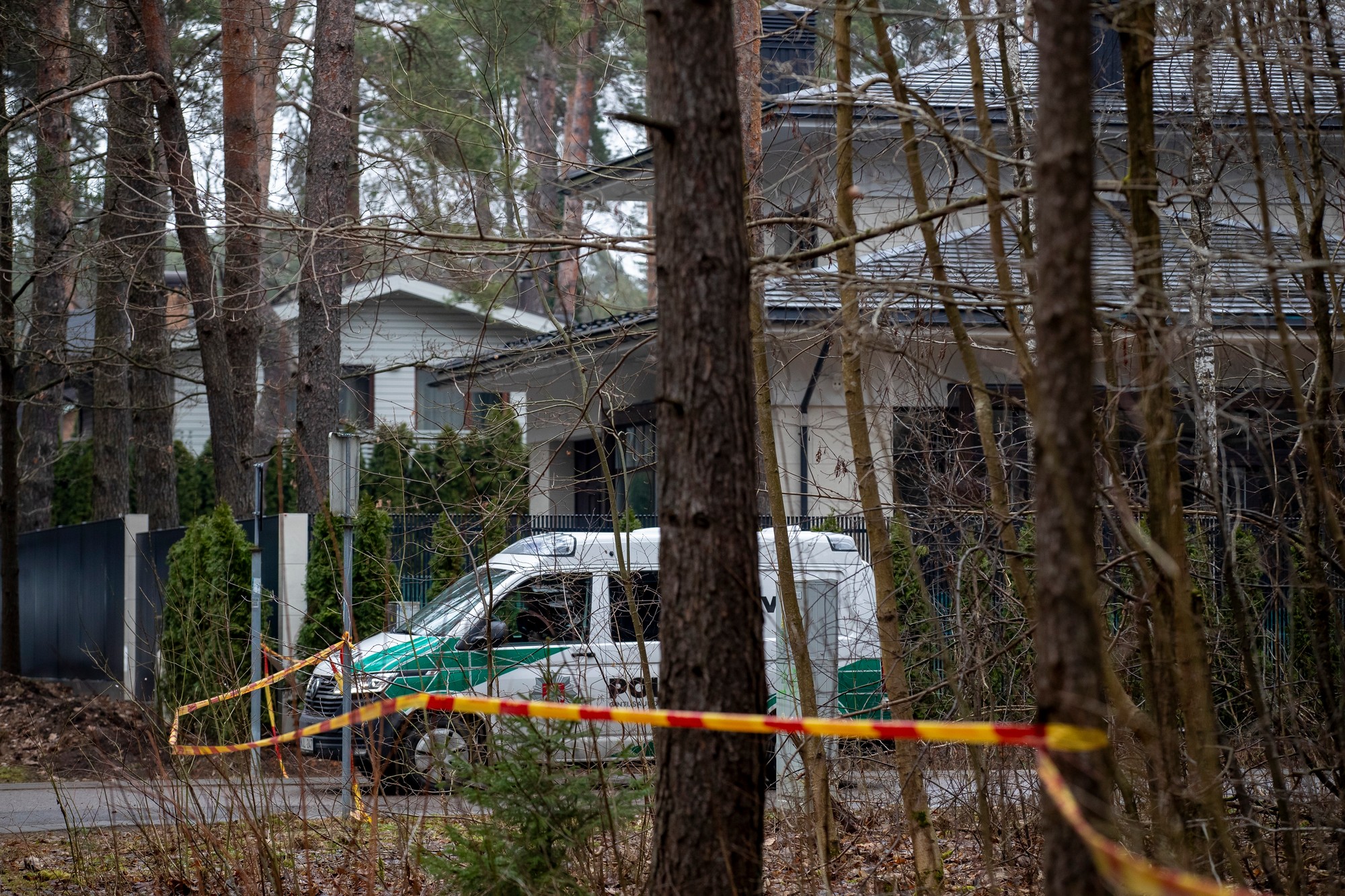 Policajti hliadkujú neďaleko domu Leonida Volkova, blízkeho spolupracovníka zosnulého ruského opozičného lídra Alexeja Navaľného.