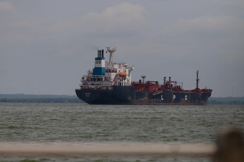 Naftni tanker usidren u zalivu Marakaibo