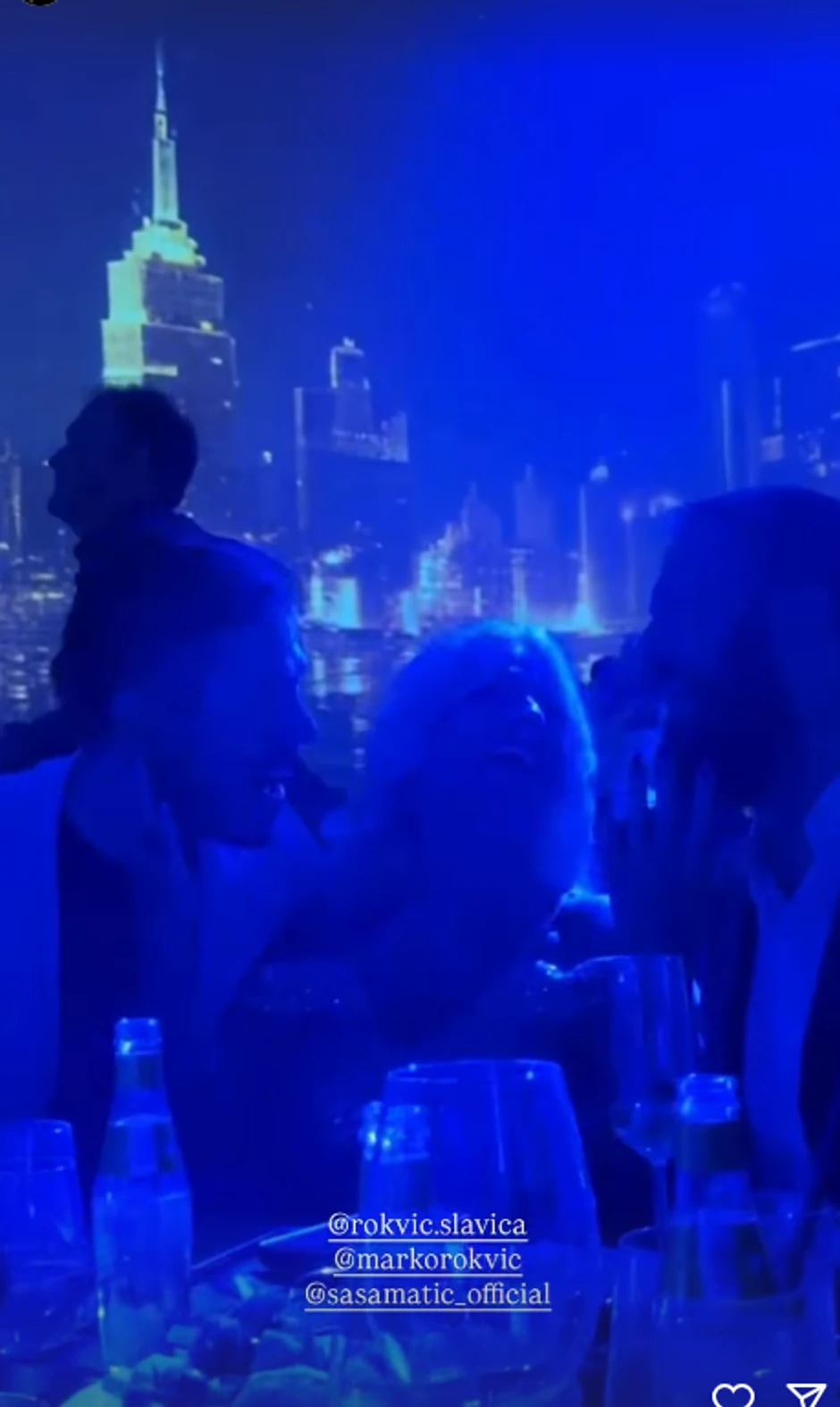 Nikola Rokvić sa majkom i bratom