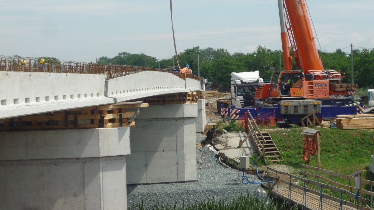 Jeśli prace nadal będą szły w takim tempie, niewykluczone, że nowy wrocławski most, który połączy ulicę Racławicką z aleją Piastów będzie przejezdny już 1 listopada, na Wszystkich Świętych. To dwa miesiące przed planowanym terminem zakończenia inwestycji.