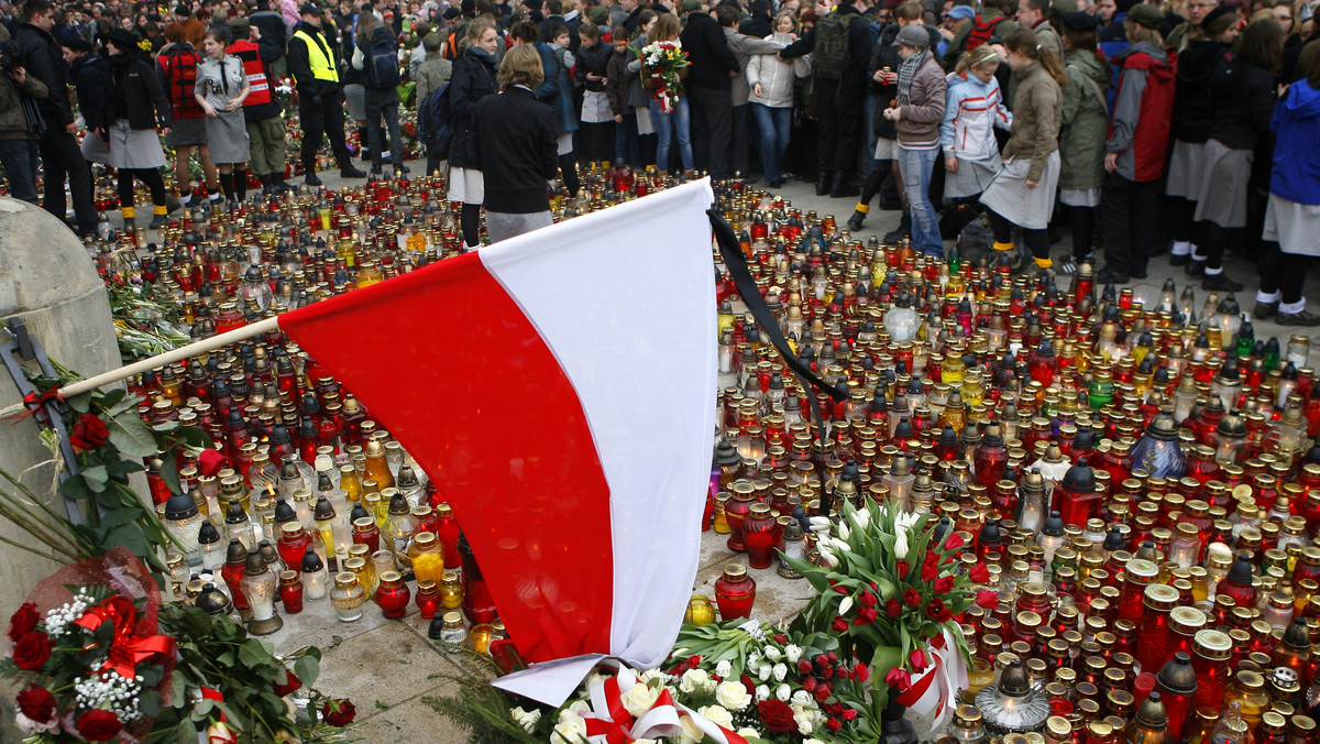 Polacy składają kwiaty i palą znicze pod Pałacem Prezydenckim
