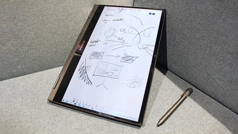 Asus ZenBook Flip S (UX371EA) – laptop wraz z rysikiem sprawdzają się podczas notowania, robienia wykresów i rysowania