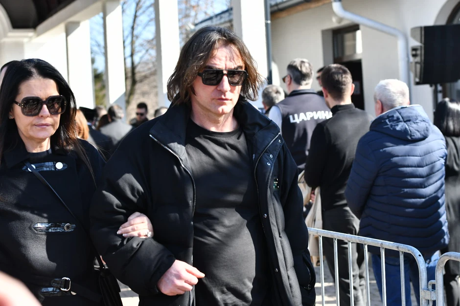 Željko i Milica Mitrović na sahrani Saše Popovića