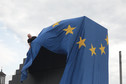 Szarpanina z policją o flagę UE na pomniku smoleńskim