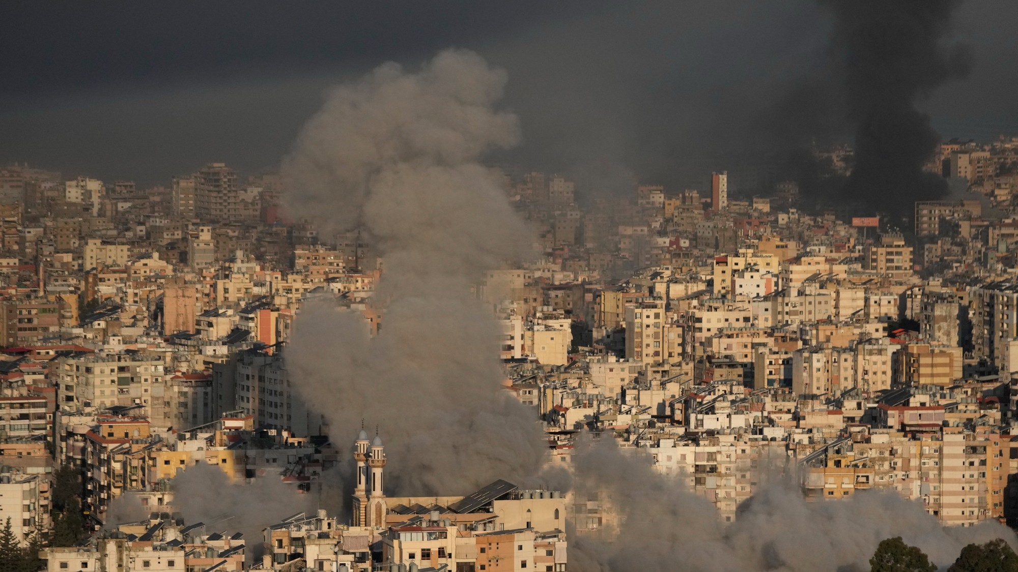 Na snímke dym stúpa po izraelskom leteckom útoku na južné predmestie libanonskej metropoly Bejrút v utorok 3. marca 2026. FOTO TASR/AP 