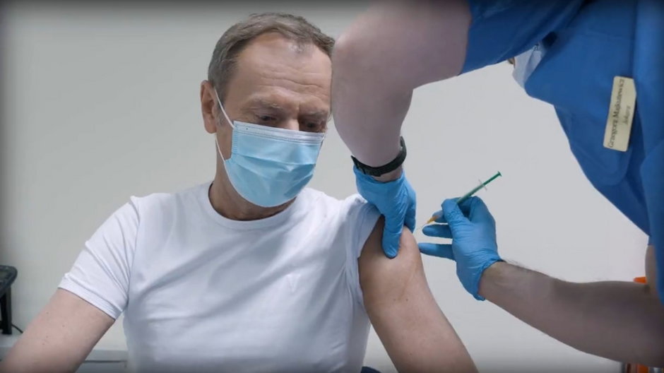Donald Tusk po przyjęciu trzeciej dawki szczepionki: jeśli kochasz, to się szczep.