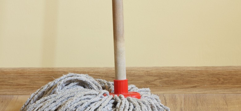 Nie używaj octu do podłóg. Zamiast tego wsyp łyżeczkę do wiadra z wodą. Smugi znikną bezpowrotnie