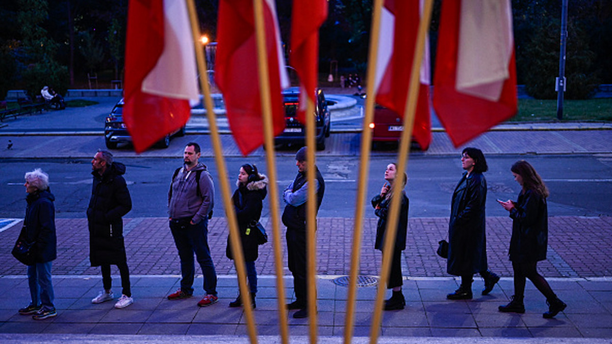 Czy młodzi Polacy wrócą do Polski z emigracji. Politykom za dużo się wydaje