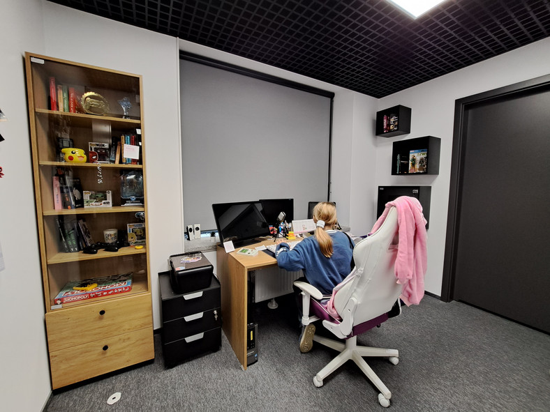 Jeden z ciekawych akcentów to pomieszczenie stylizowane na pokój nastolatki, która nie stroni od gier komputerowych.
