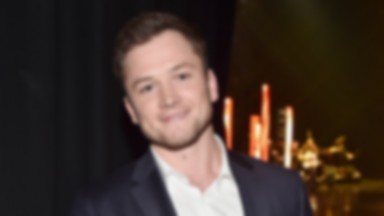 Taron Egerton w roli młodego Eltona Johna - do sieci trafiło pierwsze zdjęcie