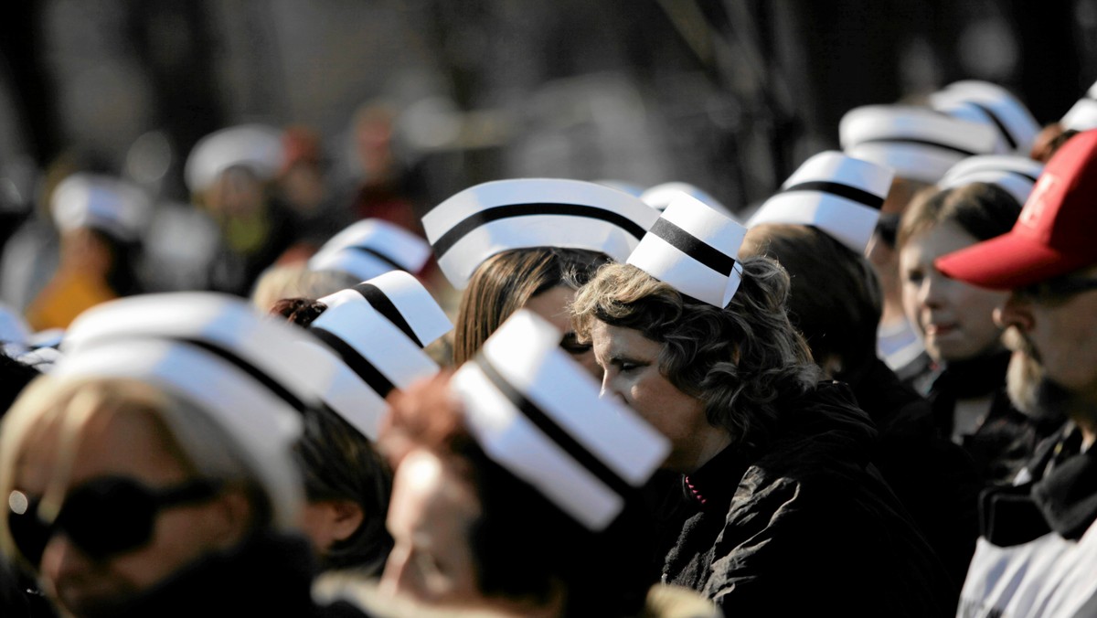 Sześć pielęgniarek ze Szpitala Psychiatrycznego w Świeciu nad Wisłą przerwało w czwartek rozpoczęty dzień wcześniej protest głodowy. Kobiety, w imieniu personelu szpitala, domagają się wyższych płac i zapewnienia bezpieczeństwa w pracy.