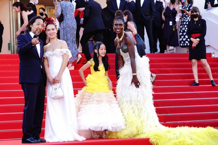Herziger Partnerlook: Schauspielkolleginnen Malea Emma Tjandrawidjaja (10) und Jodie Turner-Smith (34) treten beide in einer Robe im Weiss-Gelb-Farbverlauf von Gucci auf. 