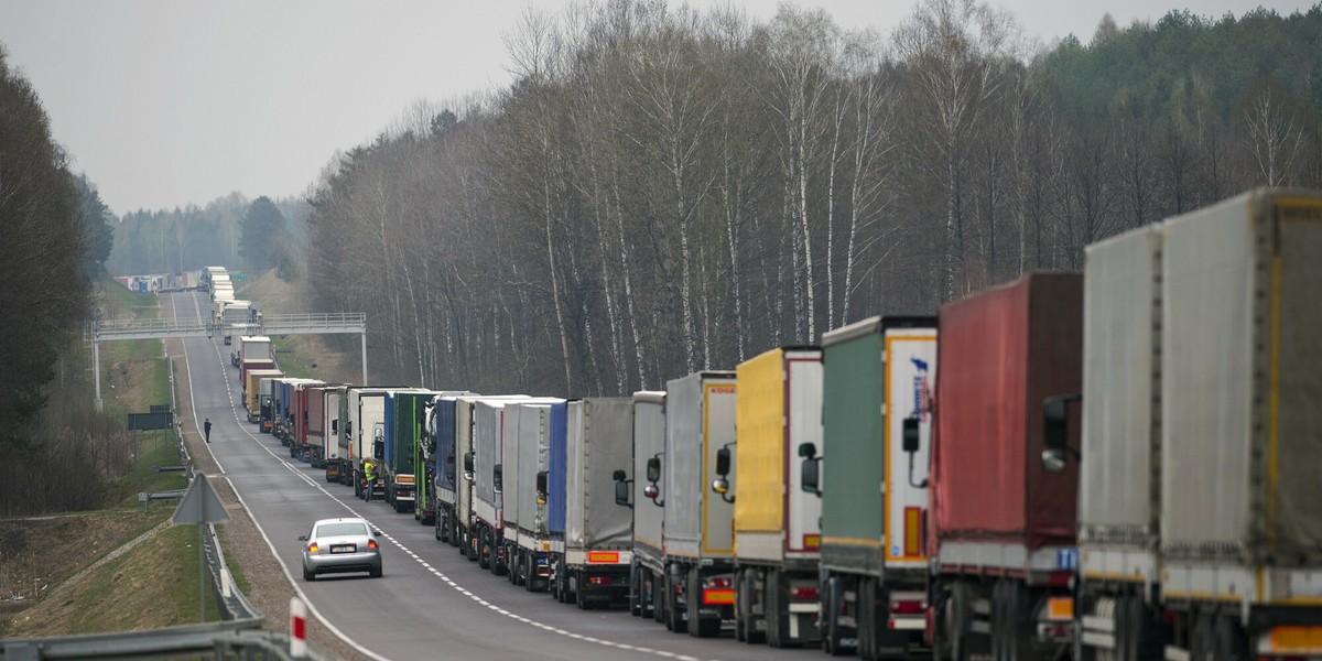 - Zostały podjęte środki, aby zapobiec przewozowi towarów, które są objęte sankcjami - powiedział rzecznik rządu.