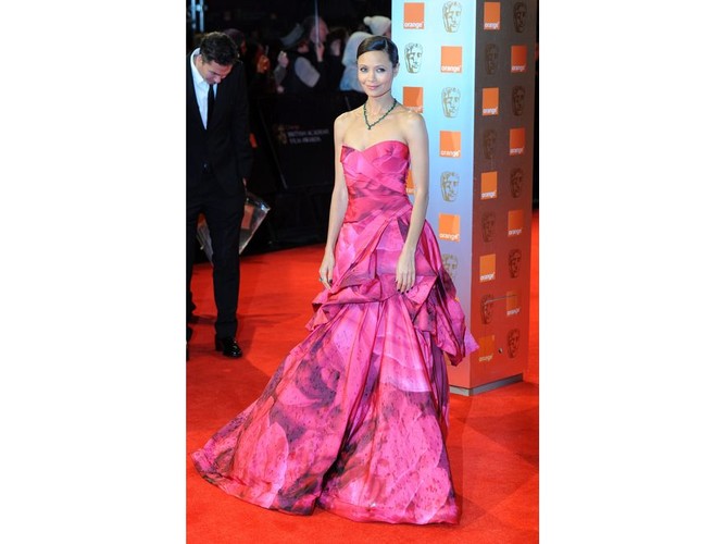 Thandie Newton zachwyciła wszystkich kwiatową suknią z wiosennej kolekcji RTW Monique Lhuillier. Do kreacji dobrała subtelny, zielony naszyjnik z motywem liści.