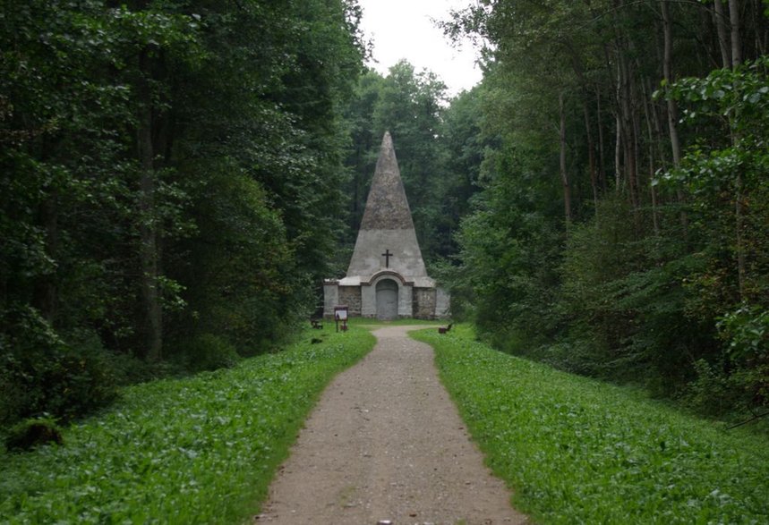 Grobowiec rodziny Fahrenheidów, tzw. piramida w Rapie (fot. Janericloebe, domena publiczna)